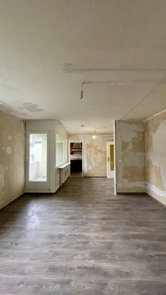 Bis zu 3 Monate kaltmietfrei-Renovierungsbedürftige 3-Zimmerwohnung im 2. Obergeschoss mit Balkon — photo 1